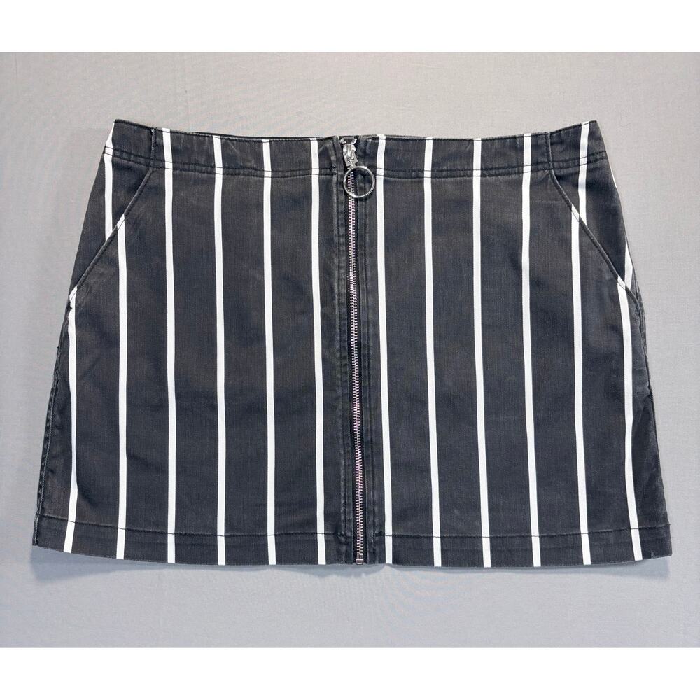 Volcom Striped Whimsigoth Black and White Full Front Zip Mini Skirt Y2K 2000's